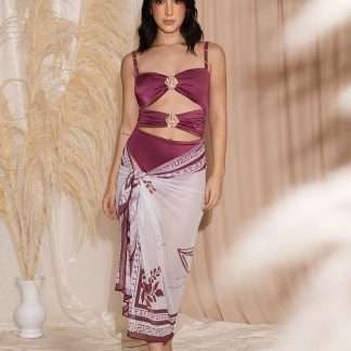 Traje de baño enterizo con accesorios dorados y pareo